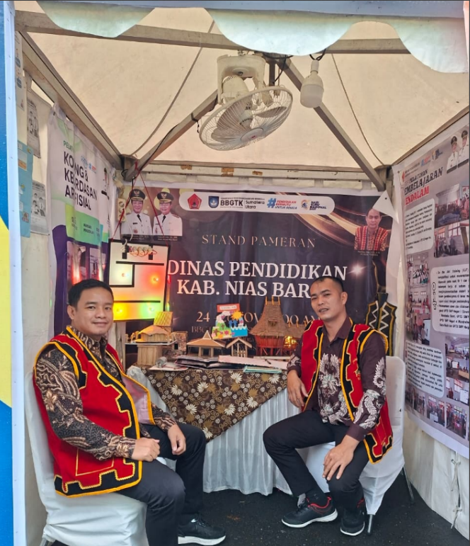 Foto: Tim Disdik Nias Barat menjaga Stand Pameran Pendidikan