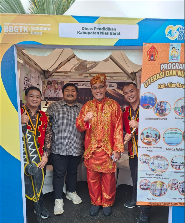 Foto: Tim Disdik Nias Barat menjaga Stand Pameran Pendidikan